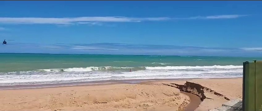 Bombeiros realizam buscas por jovem na praia Cruz das Almas