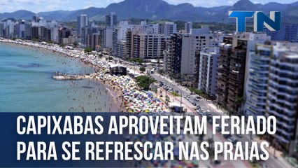 Capixabas aproveitam feriado para se refrescar nas praias