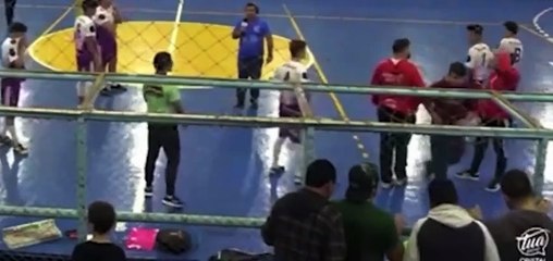 VÍDEO: Jovem de 18 anos morre após sofrer mal súbito em futsal
