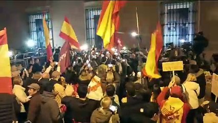 Abascal arriba a la concentració ultra de la plaça de Neptuno de Madrid