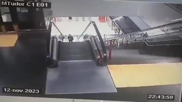 Un coche se estampa contra las escaleras mecánicas del metro de Madrid