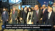 Abascal y los diputados de Vox saludan a los manifestantes contra Sánchez tras abandonar el Congreso