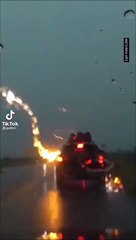 Une voiture foudroyée en pleine route... images incroyables