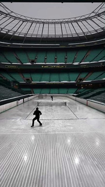 Faire du tennis sur la glace et en patin... Sympa