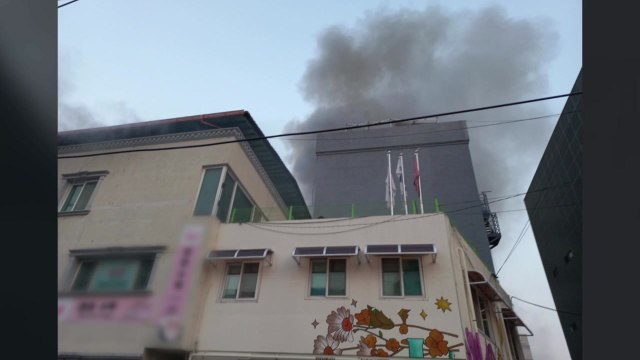 경기 이천 상가주택 2층에서 불...2명 다쳐 / YTN