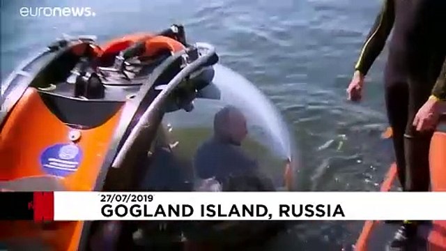 Watch Putin's trip to the seabed to see a Russian submarine that sank in 1942 Regardez le voyage de Poutine au fond marin pour voir un sous-marin russe qui a coulé en 1942