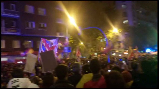 Cánticos de viva España en Ferraz