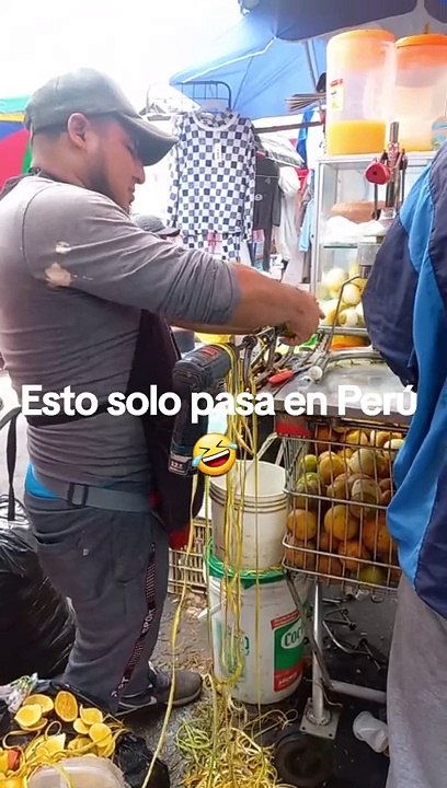 Comerciante sorprende al hacer funcionar una peladora de naranjas con taladro