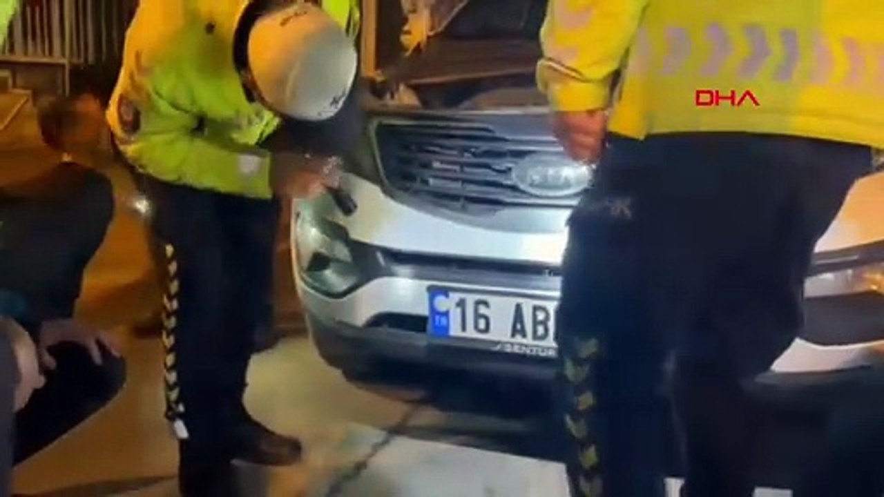 Polisler, otomobilin motor kısmında mahsur kalan kediyi kurtardı