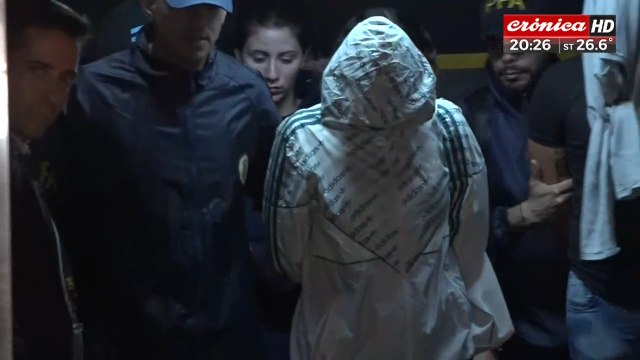 Así se llevaban a Fariña junto a otros cuatro detenidos tras operativo en una cueva de Belgrano