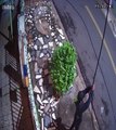 Vídeo mostra ladrão furtando fios em rua de Goioerê