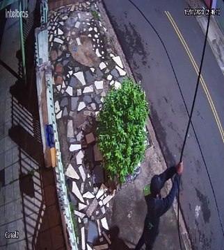 Vídeo mostra ladrão furtando fios em rua de Goioerê