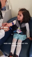 Niña supera sus miedos a las agujas y usuarios reaccionan: "La más valiente del mundo"