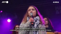 Greta Thunberg contestata sul palco, manifestante le strappa il microfono