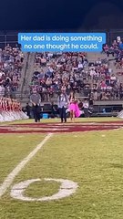 Padre que tiene cáncer acompañó a su hija a una ceremonia escolar