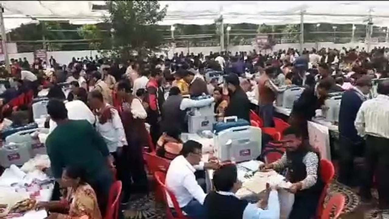विधानसभा चुनाव : मतदान दलों को मतदान सामग्री का...