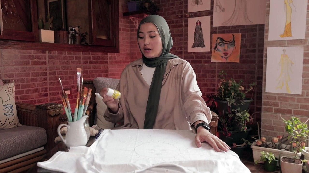بالفيديو، حولي القميص القديم إلى جديد بخطوات بسيطة