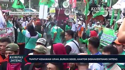 Descargar video: Tuntut Kenaikan Upah, Buruh Segel Kantor Disnakertrans Jateng