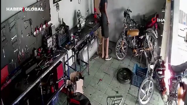 Böyle yangın söndürme görülmedi: Alevi elle söndürdü, yangın tüpünü çalışanlara sıktı, o anlar gündem oldu