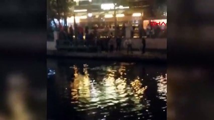 Femme sauvée avec une bouée de sauvetage dans le ruisseau Porsuk