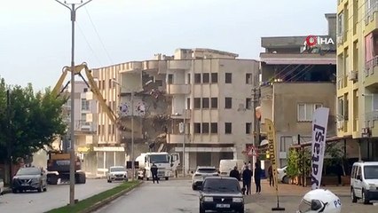 Erzin'de hasarlı son binanın da yıkımı gerçekleştirildi