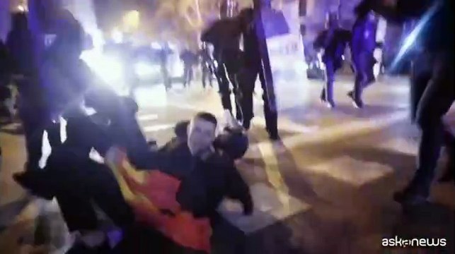 Nuovi scontri a Madrid nelle proteste contro l'amnistia ai catalani