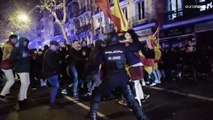شاهد: مواجهات عنيفة في إسبانيا بين الشرطة والمحتجين على قانون العفو عن والانفصاليين الكتالونيين