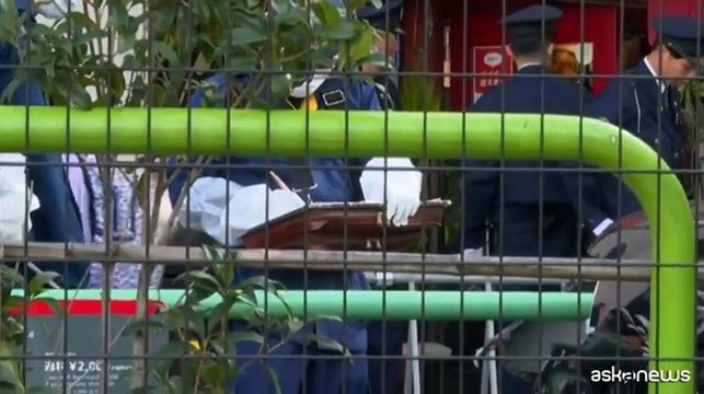 A Tokyo un'auto si schianta contro le barriere vicino all'ambasciata d'Israele