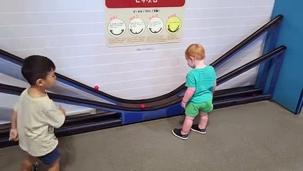 Un garçon a du mal à attraper une balle qui roule