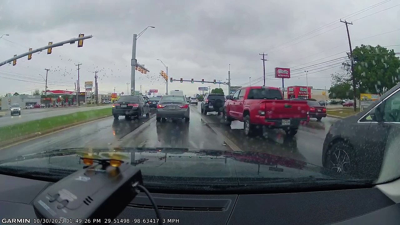 Une voiture traverse plusieurs voies