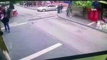 Kontrolden çıkan otomobil kaldırımda yürüyen 2 kadın ve bebeğe çarptı