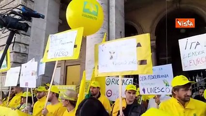 "W la legge contro la carne artificiale", i cartelli al presidio Coldiretti a Roma