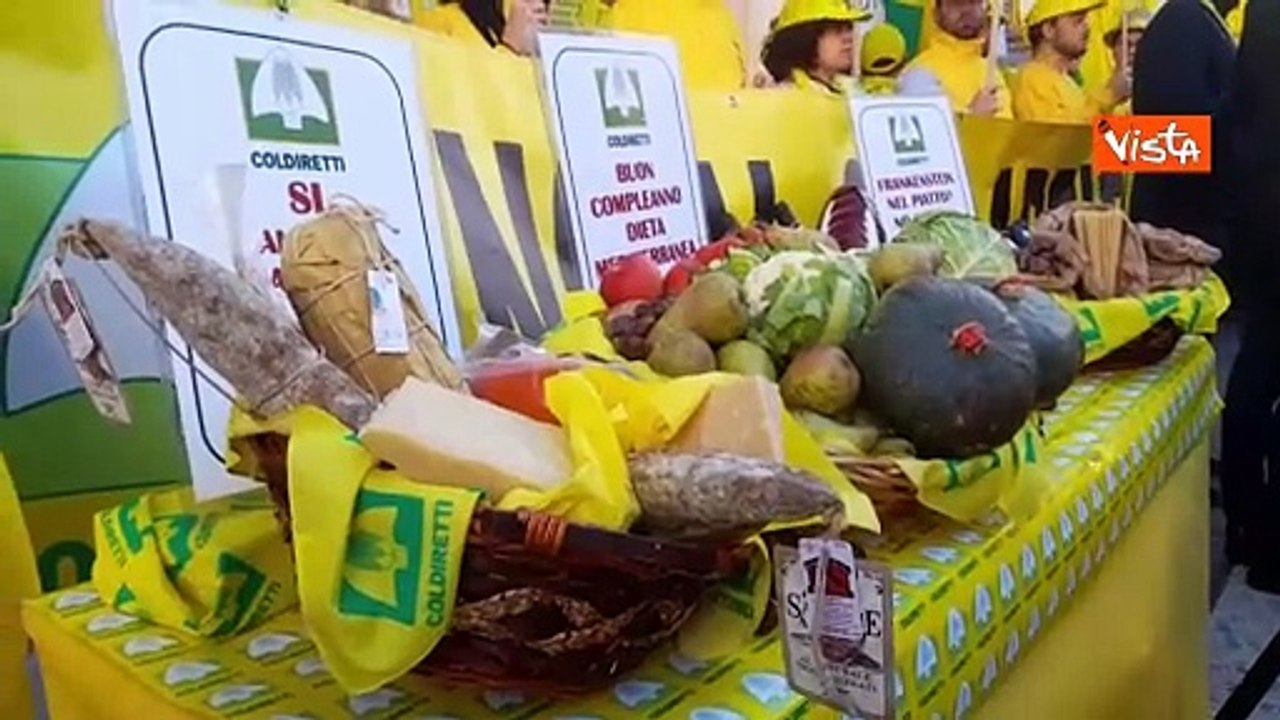 Ddl carne sintetica, presidio Coldiretti a via del Corso a Roma: Frankenstein nel piatto? No grazie