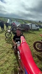 L'échappement pulvérise une boisson énergisante dans la bouche