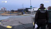 Islanda, il vulcano fa paura: voragini nelle strade a Grindavik