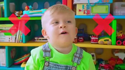 Diana and Roma show Oliver Why brushing teeth is essential