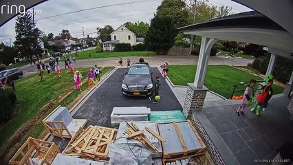 Les enfants prennent d'assaut la maison avec les bons bonbons