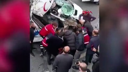 Download Video: Avcılar'da ambulans, İETT otobüsü ve otomobile çarptı