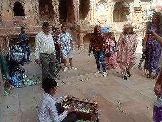 Watch Video: गुजराती और अन्य स्थानों के सैलानियों का हुजूम