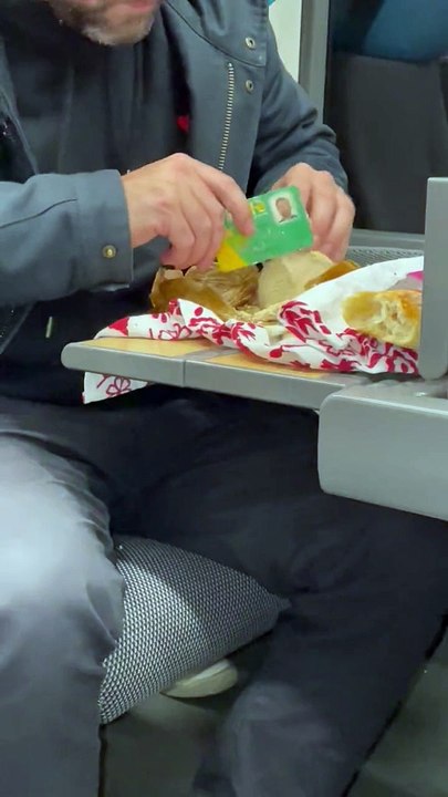 Canular Culinaire dans un TER : Un Chef Influenceur Utilise Sa Carte Vitale pour Couper du Foie Gras