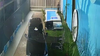 Ladrão furta espreguiçadeira em loja na Avenida Tancredo Neves