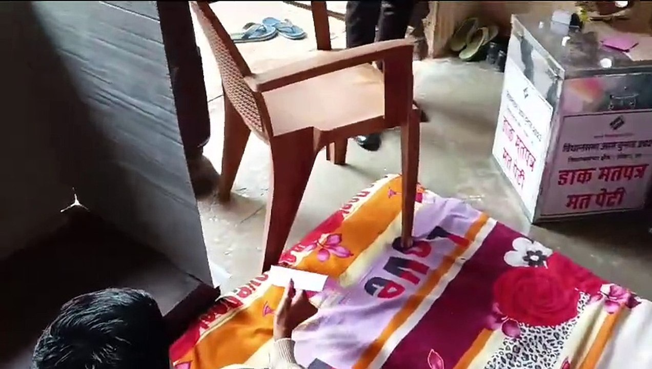 घर-घर पहुंची टीम: पहली बार मिली होम वोटिंग की सुविधा, बुजुर्ग और दिव्यांग ने किया मतदान