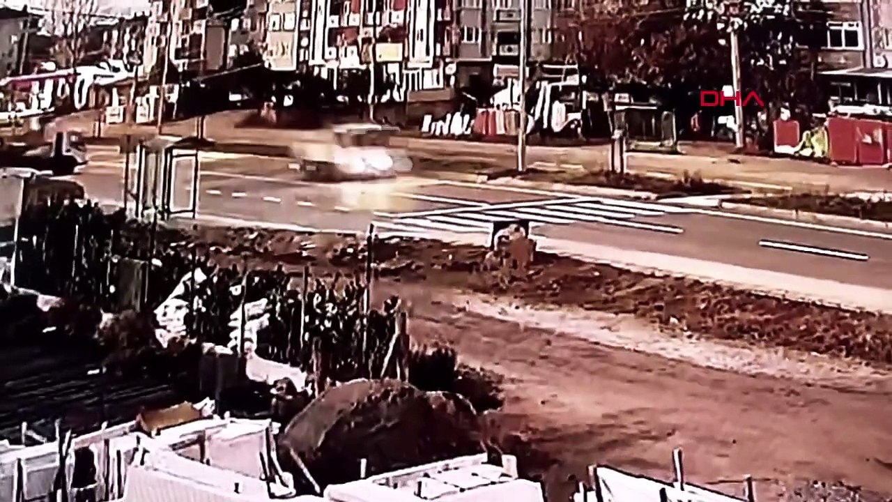 Yaya geçidindeki kamyona çarpan motosikletin sürücüsü ağır yaralandı