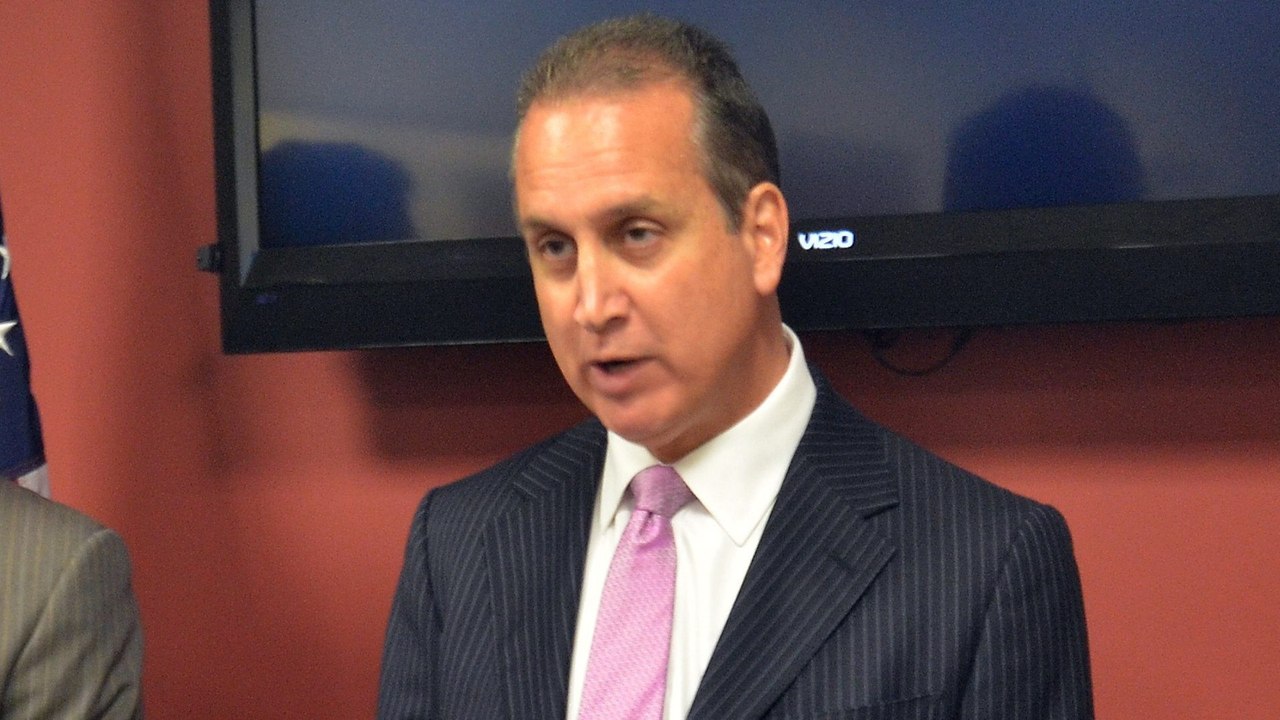 Congresista republicano Mario Diaz-Balart califica de "idiota" política de Biden que alivianó sanciones al dictador Maduro