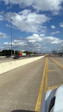 Un semi-remorque mène la police dans une poursuite à grande vitesse à Houston
