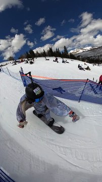 Un snowboardeur s'efface et son ventre tombe dans l'eau