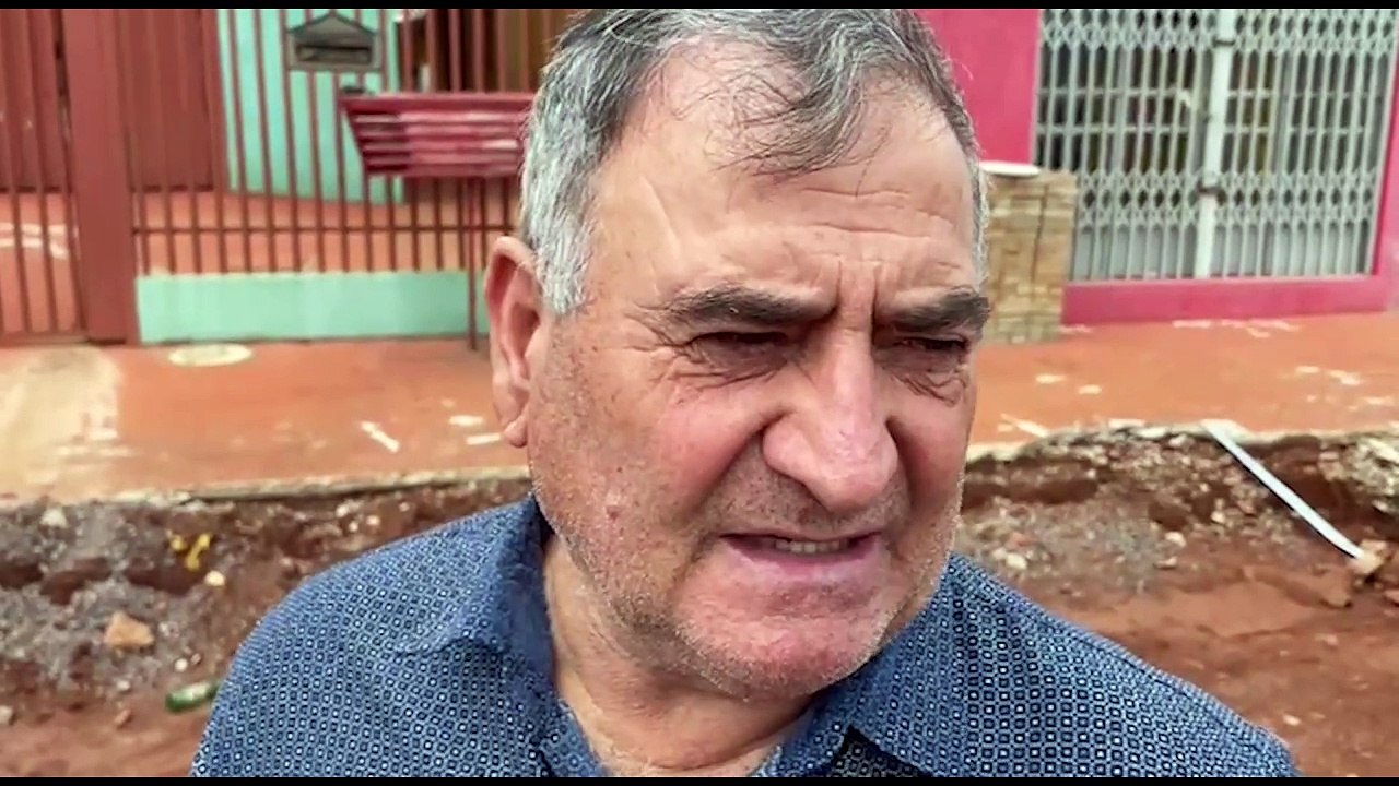 Obra parada impede morador de entrar com o carro na garagem de casa no bairro Periolo