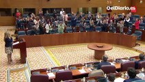 La bancada de la izquierda en la Asamblea de Madrid interrumpen con aplausos el pleno al enterarse de que Pedro Sánchez ha sido investido presidente del Gobierno