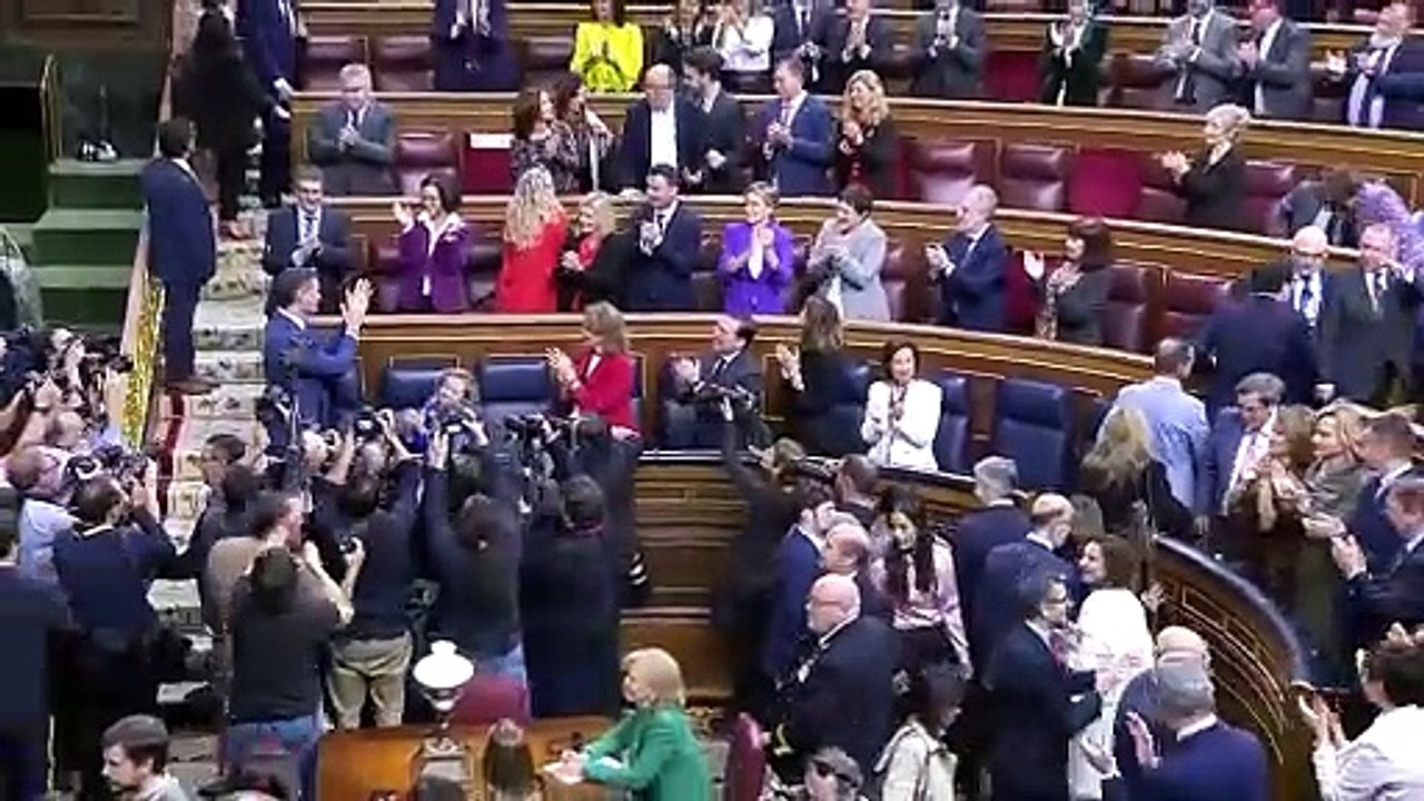 Jorge Javier Vázquez celebra la investidura de Sánchez: "Perro, hazme tuyo una vez más"