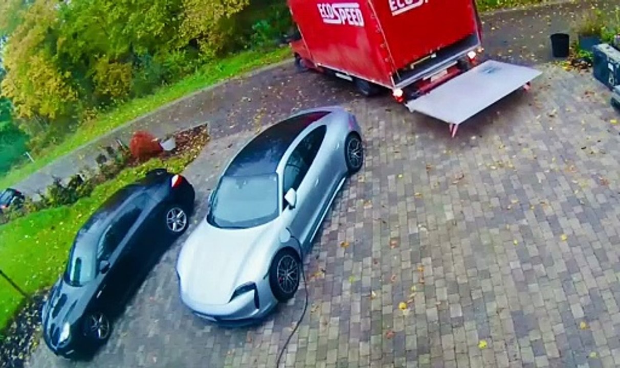 Un camion raye le côté d’une voiture de sport